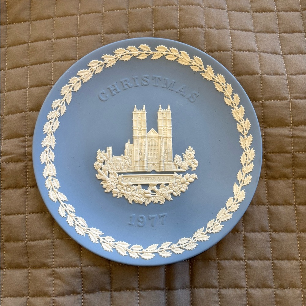 Wedgwood Christmas 1977 Westminster Abbey plate.